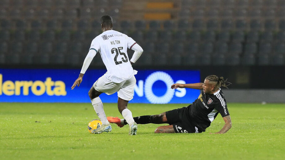 Nilton Varela disputa a bola com Cassiano, do Casa Pia