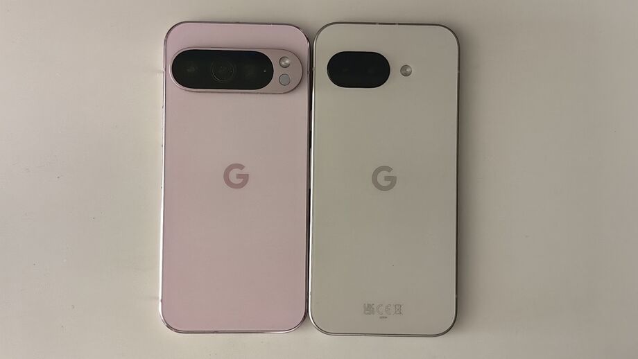 Pixel 9 Pro à esquerda e o Pixel 9a à direita