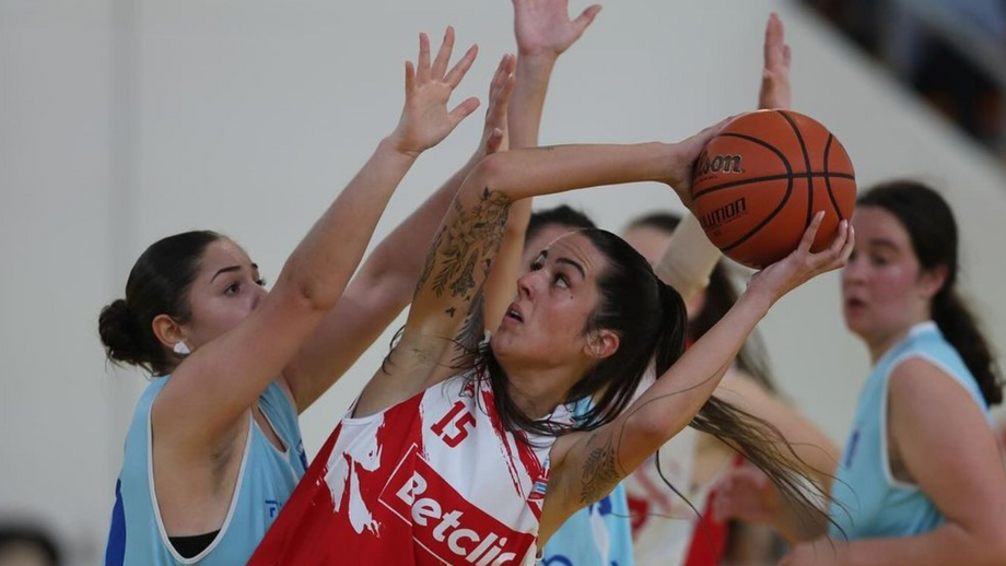Catarina Fernandes em ação durante um jogo