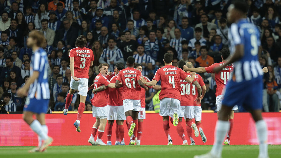 Jogadores do Benfica a festejarem triunfo frente ao FC Porto