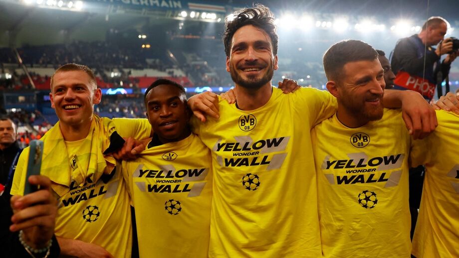 Hummels sorridente com a camisola amarela