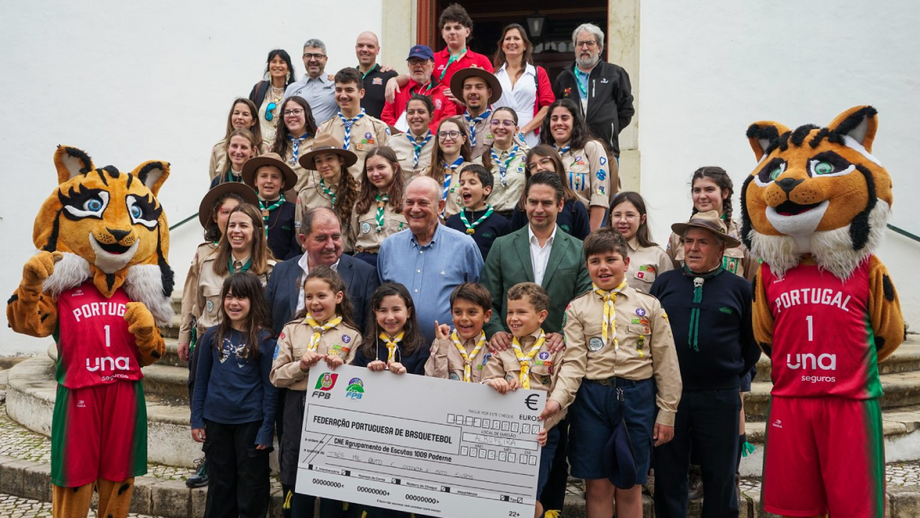 Basquetebol Solidário. José Carlos Rolo, presidente da CM Albufeira (esquerda) e Manuel Fernandes, presidente da FPB (à direita), entregam um cheque donativo ao Agrupamento de Escutas 1009 Paderne