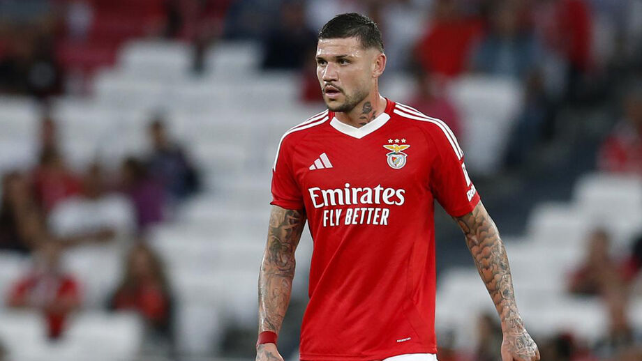 Morato em ação pelo Benfica