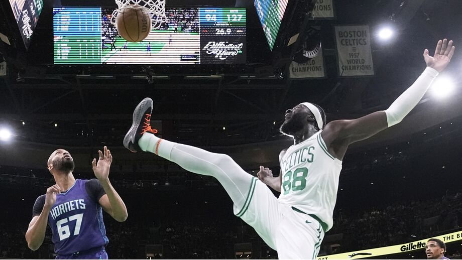 Neemias Queta em ação na vitória caseira dos Boston Celtics frente aos Charlotte Hornets