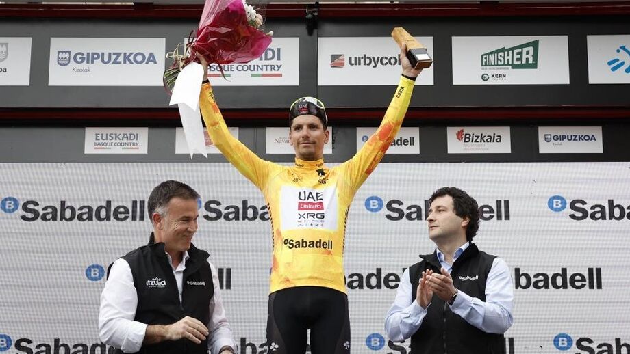 João Almeida de amarelo