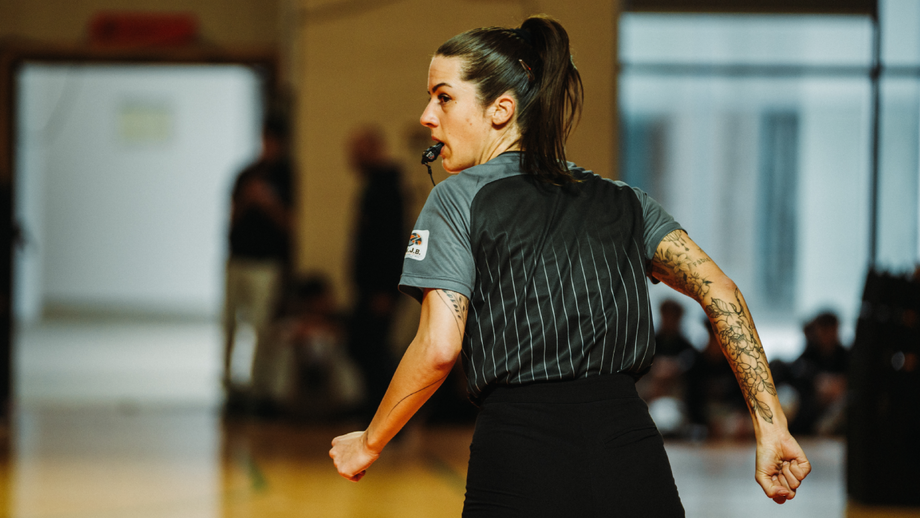 Catarina Fernandes a arbitrar um jogo na 17.ª Festa do Basquetebol