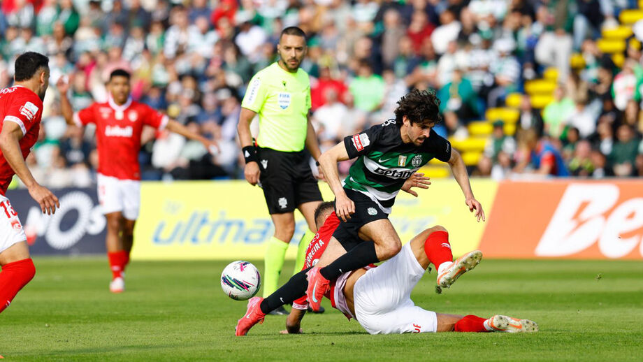 Trincão disputa a bola durante o Santa Clara-Sporting