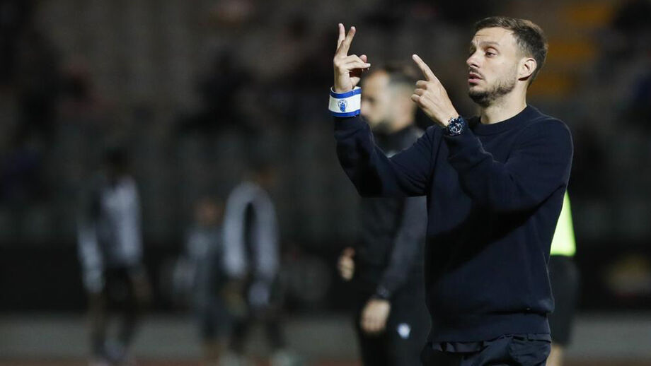 Martín Anselmi dá indicações durante o Casa Pia-FC Porto