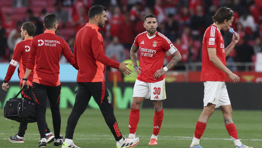 Jogadores do Benfica não esconderam a desilusão depois do empate frente ao Arouca (2-2)