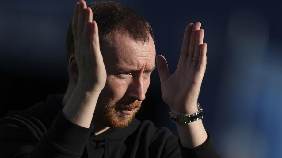 Ian Cathro, treinador do Estoril, foi expulso no final do jogo com o Famalicão