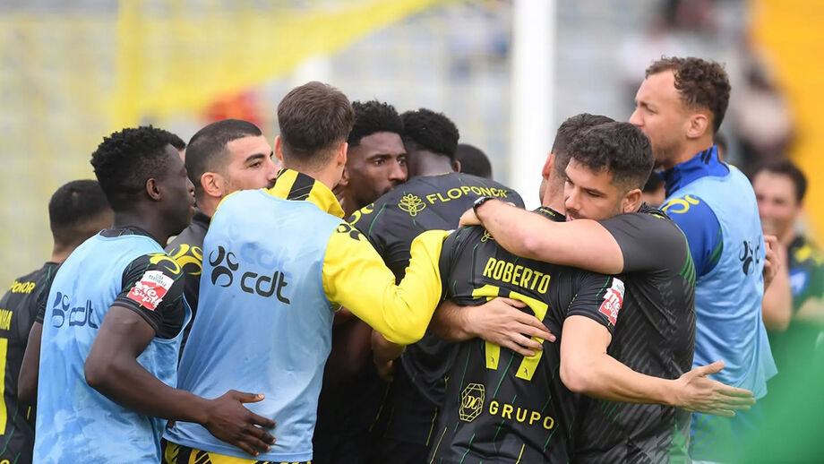 Jogadores do Tondela celebram a vitória sobre o P. Ferreira