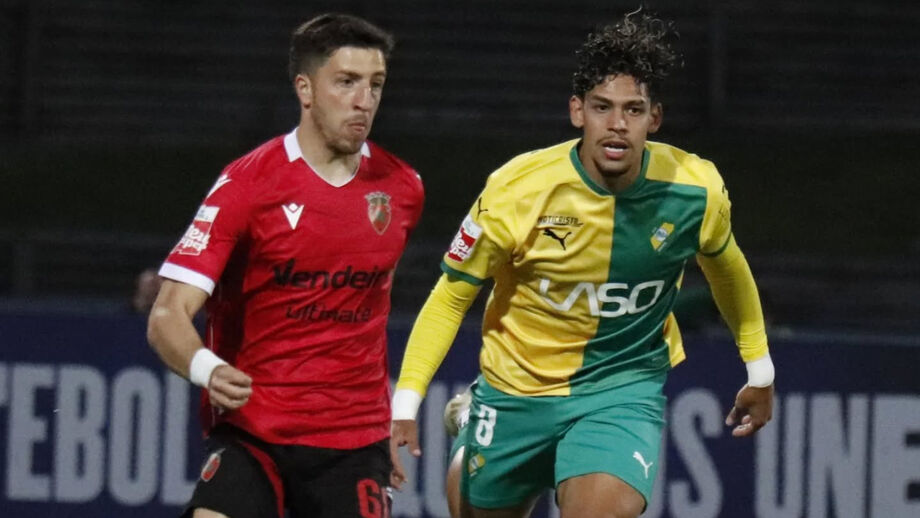 Os jogadores em ação no Mafra-Penafiel