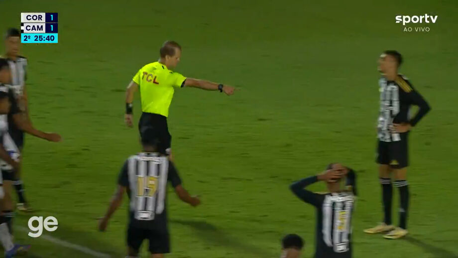 Índio, do Atlético Mineiro, protagoniza lance surreal