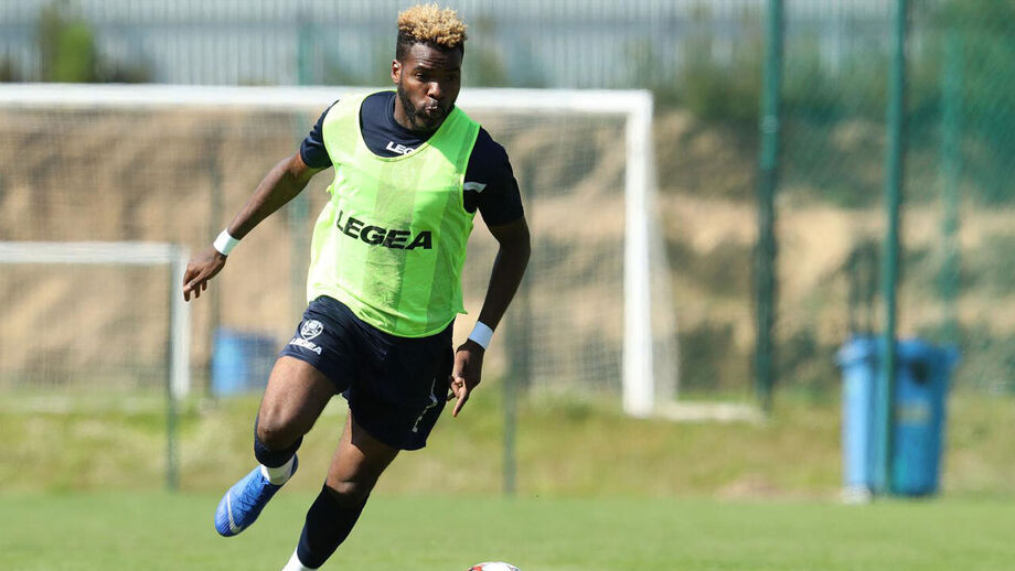 Aaron Boupendza num jogo de preparação do Feirense, diante do Arouca, em 2019