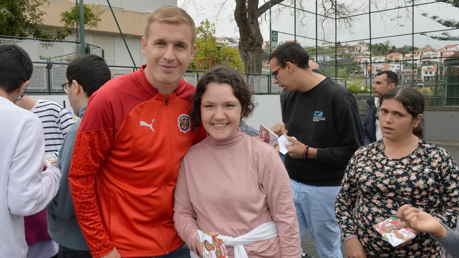 Danilovic tirou fotografias com jovens fãs durante a visita às Irmãs Hospitaleiras