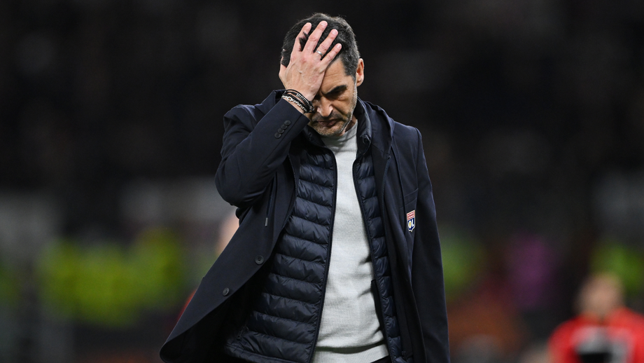 Paulo Fonseca cabisbaixo após eliminação do Lyon da Liga Europa, frente ao Manchester United de Ruben Amorim