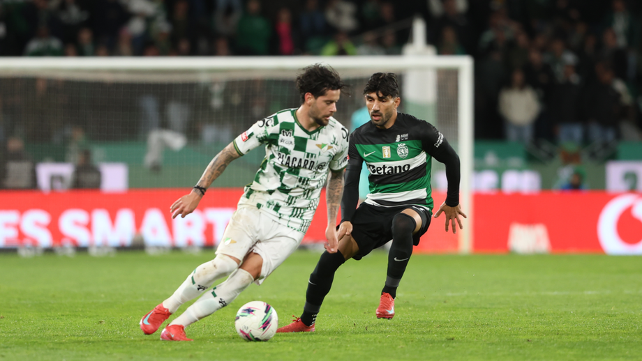 Ivo Rodrigues tenta soltar-se da marcação de Ricardo Esgaio, no Sporting-Moreirense, em Alvalade