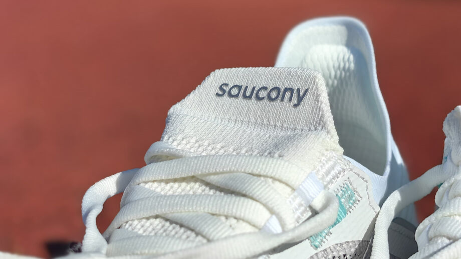 Pormenor com o nome da marca