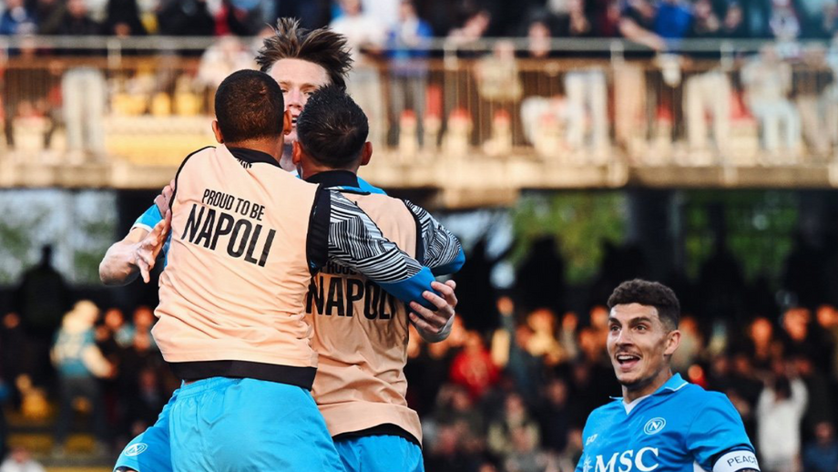 McTominay festeja com os companheiros de equipa o golo frente ao Monza