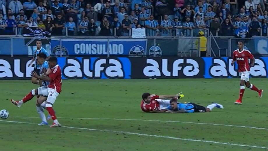 Clássico do Brasileirão entre Grémio e Internacional terminou com um empate (1-1) e muita contestação