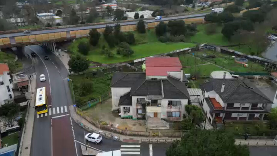 Um deles é um antigo colégio transformado numa espécie de residência. São dezenas as crianças, incluindo bebés com poucas semanas