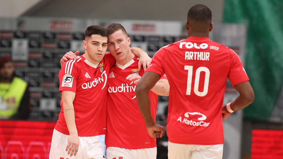 Jogadores do Benfica festejam vitória na Liga Placard