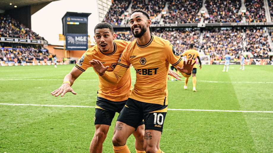 Matheus Cunha, n.º 10 do Wolverhampton, festeja o golo com André