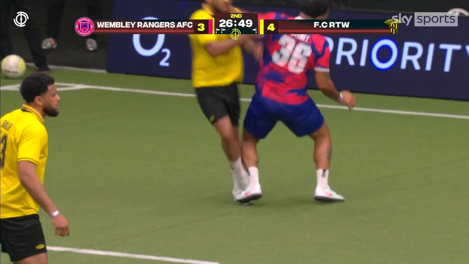 Antigo avançado inglês deixou a sua marca na 'Baller League'... da pior maneira possível