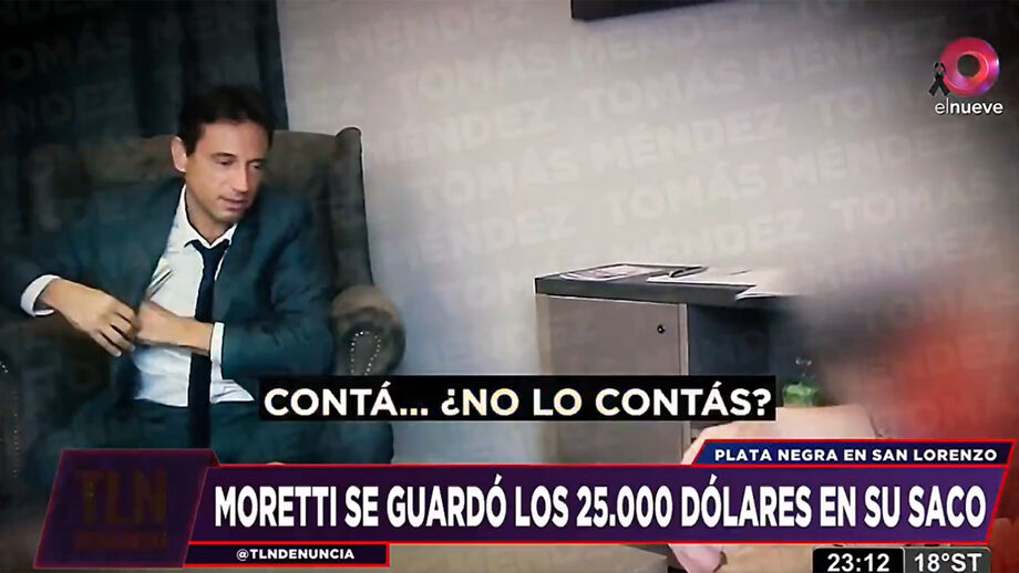 O momento em que Marcelo Moretti coloca as notas no bolso