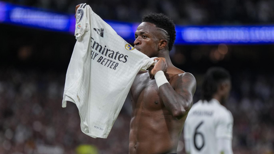 Vinícius Jr. festeja após marcar o 4.º golo do Real Madrid frente ao Borussia Dortmund