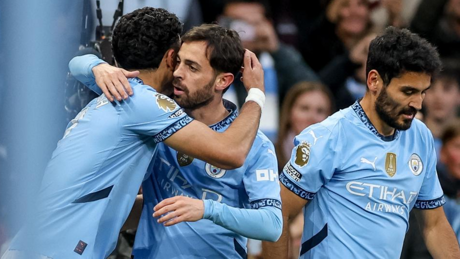 Bernardo Silva festeja com os companheiros de equipa o golo marcado frente ao Aston Villa