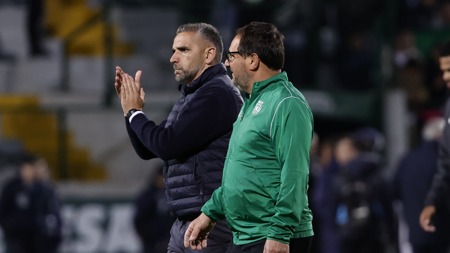Rui Borges e Paulinho agradecem o apoio dos adeptos do Sporting em Paços de Ferreira, frente ao Rio Ave