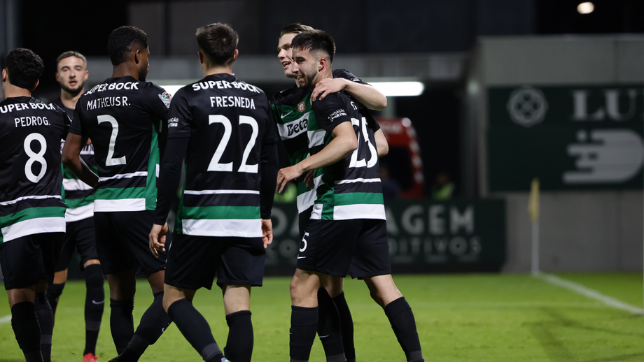 Gonçalo Inácio celebra com a equipa após marcar frente ao Rio Ave na meia-final da Taça de Portugal