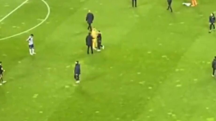 Treinador portista fez questão de cumprimentar os jogadores um a um no relvado