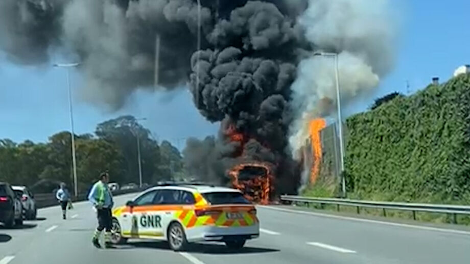 Trânsito cortado no sentido Lisboa-Cascais. Três feridos ligeiros transportados para o hospital