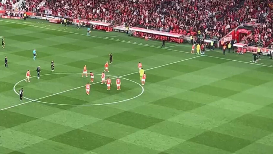 Guardião serviu com passe longe Tiago Gouveia, antes deste servir Belotti