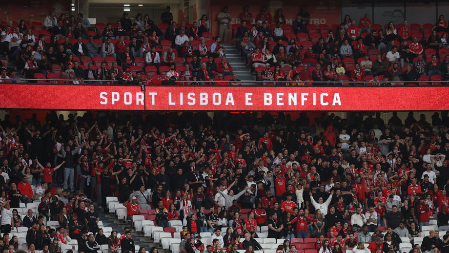 Ultras do Benfica durante o jogo com o Tirsense