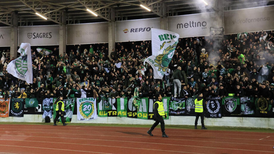 Adeptos do Sporting nas bancadas do Estádio Municipal de Rio Maior