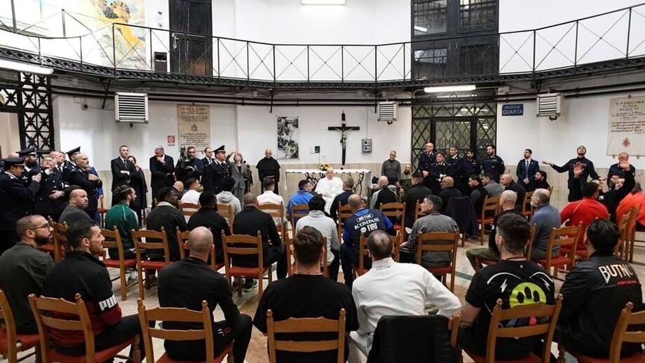 O Papa Francisco encontrou-se com os reclusos durante a sua visita à prisão Regina Coeli em Roma