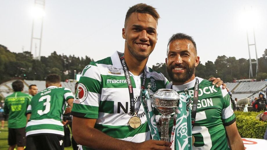 Jefferson (à direita) e Luiz Phellype com a Taça conquistada em 2019