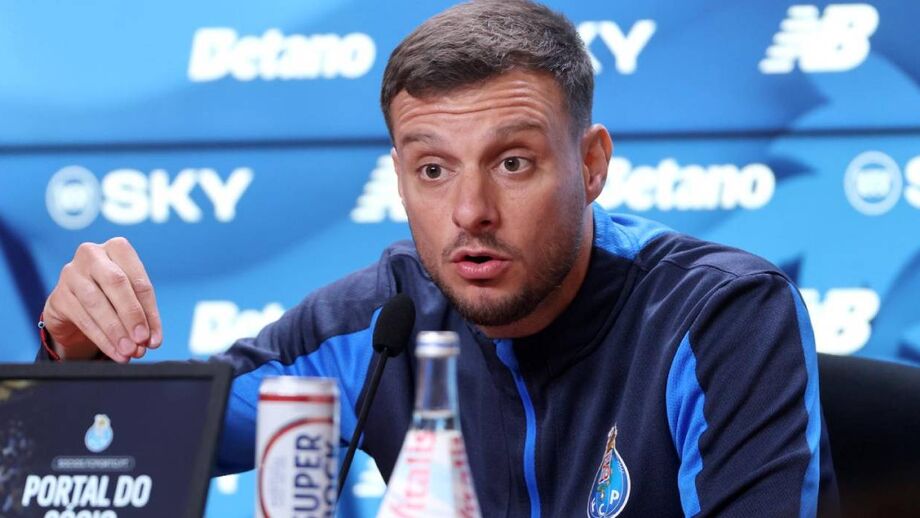 Martín Anselmi em conferência de imprensa