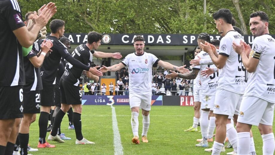 Militão, capitão do Caldas, agradece guarda de honra dos companheiros de equipa e dos jogadores da Académica