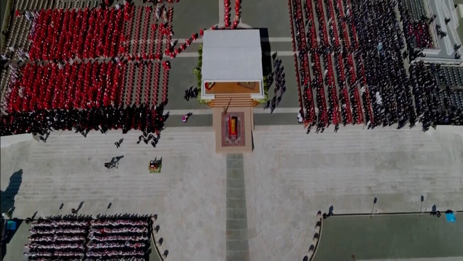 Milhares de fiéis despedem-se do Sumo Pontíficie no Vaticano