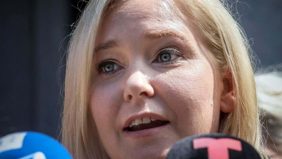 Virginia Giuffre durante uma conferência de imprensa à porta de um tribunal de Manhattan, em Nova Iorque, a 27 de agosto de 2019