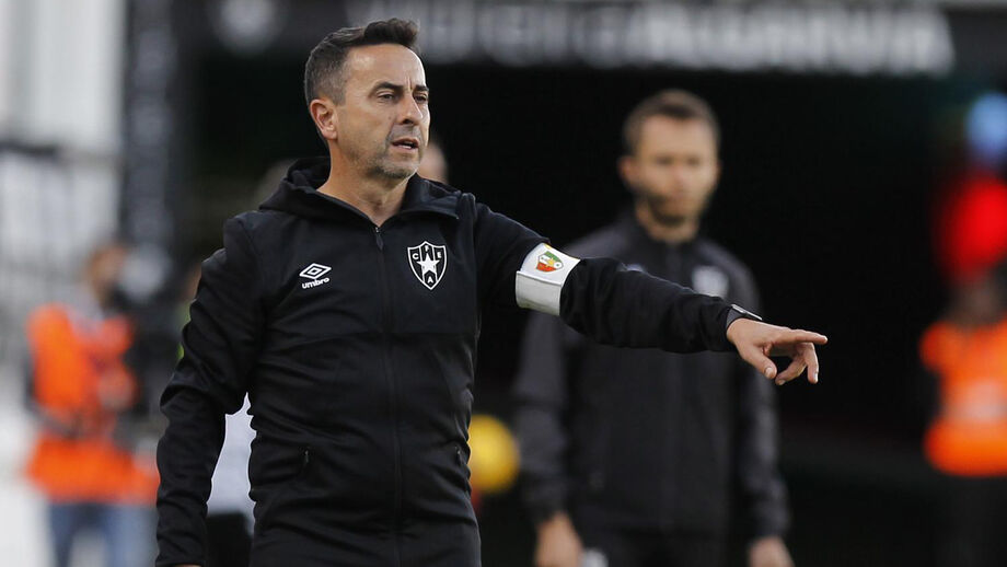 Luís Silva dá indicações no banco do E. Amadora