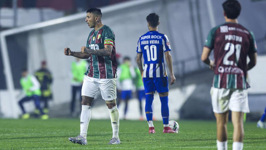 Alan Ruiz festeja o segundo golo do E. Amadora frente ao FC Porto