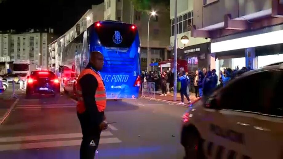 Autocarro do FC Porto a deixar a Reboleira