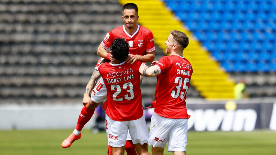 Ricardinho, Sidney Lima e Serginho festejam a vitória do Santa Clara frente ao Arouca