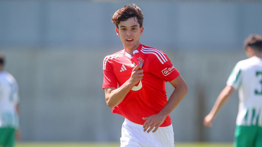 Jovem jogador do Benfica comemora o golo