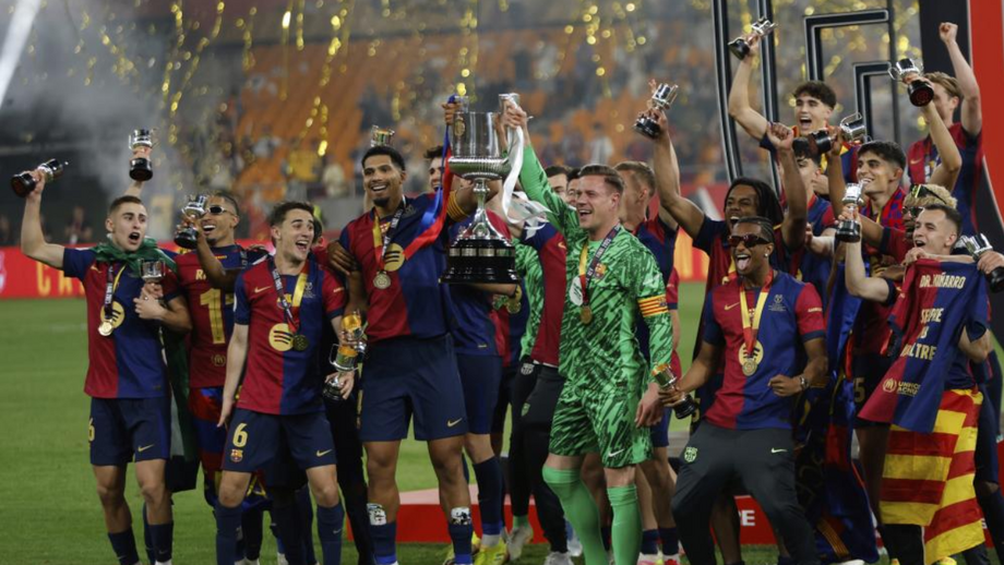 Jogadores do Barcelona levantam a Taça do Rei, após derrotarem o Real Madrid na final